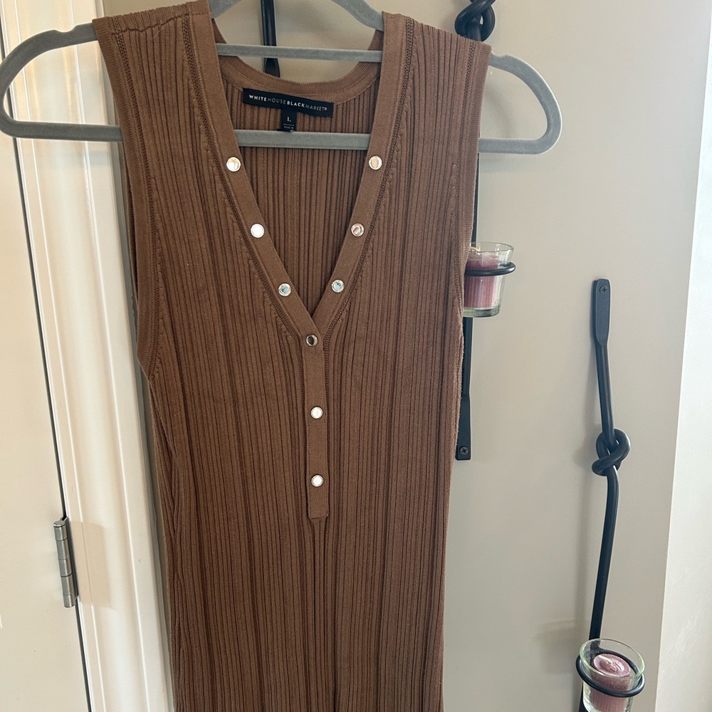 LIKE NEW White House Black Market Ribbed V-Neck Tank Top Sweaters💚🤩🤎 - Picture 3 of 6